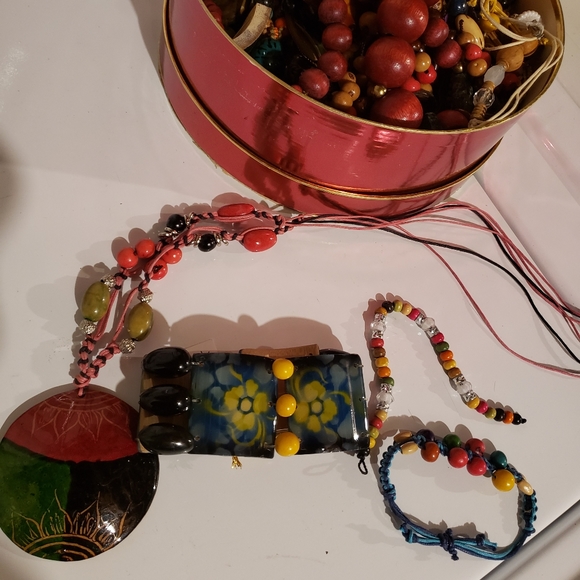 Beaded Necklace & Bracelet Jewlery Lot - Picture 4 of 5